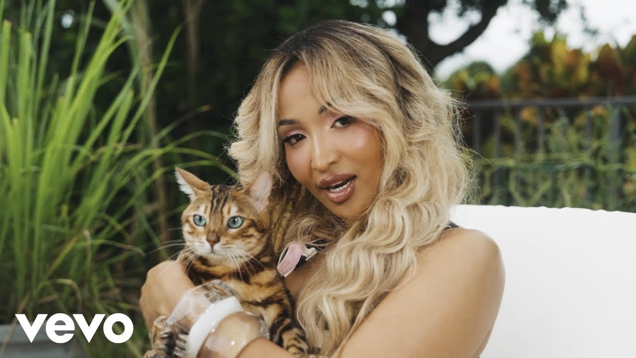 Shenseea, DJ Frass – Tightness | Official Music Video (Group Chat Juggling) Shenseea, DJ Frass – Tightness | Official Music Video (Group Chat Juggling)